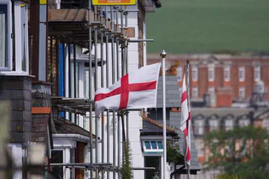 06 July 2021 - 11-16-02
England flags (the flag of St George) are springing up all along the river.
--------------------
One of many Flags of St George in Dartmouth